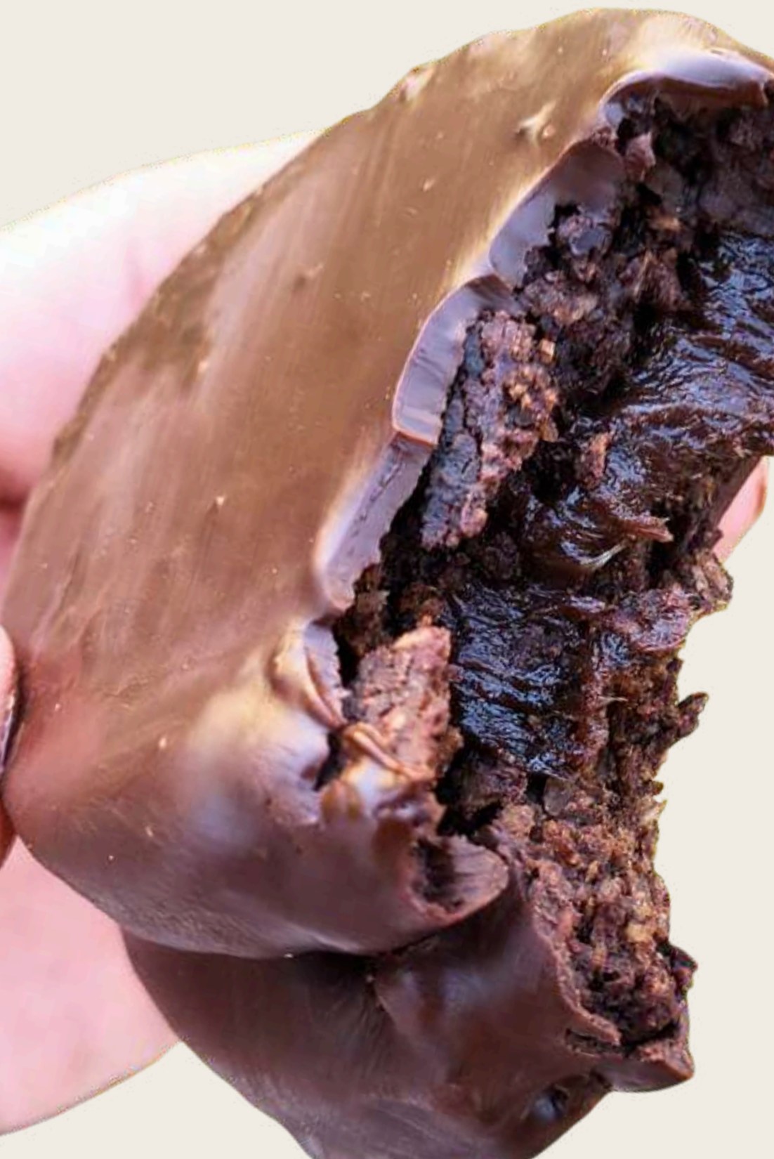 Alfajor keto Madelina mordido, con relleno de chocolate