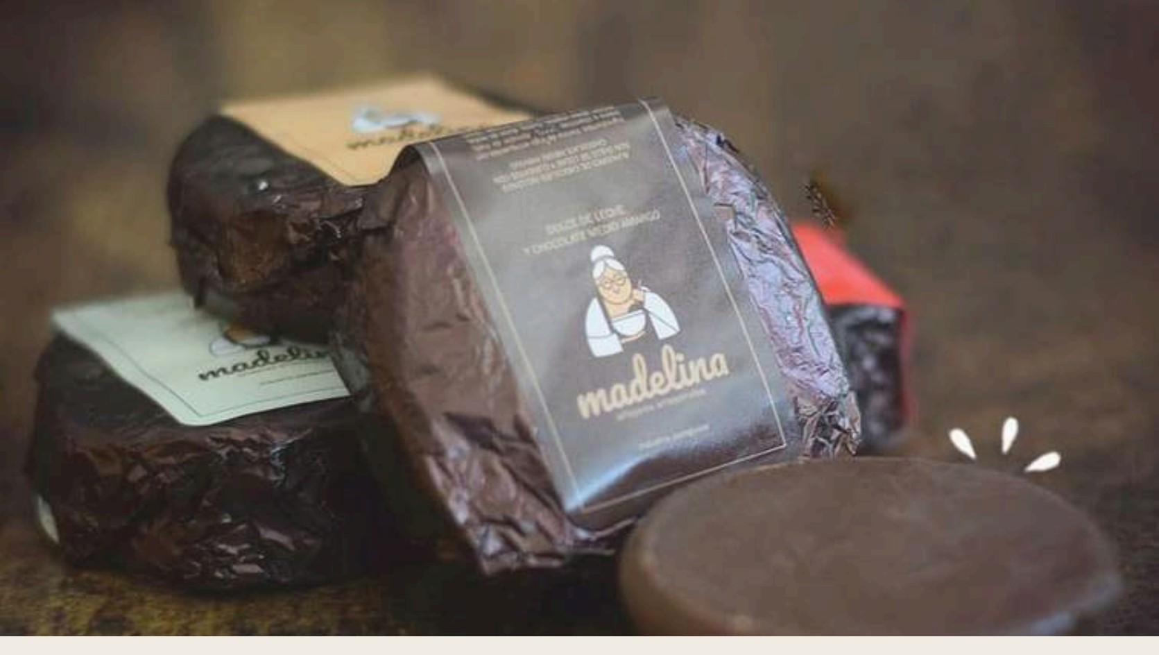 Alfajores tradicionales Madelina envueltos, con etiqueta de la abuela